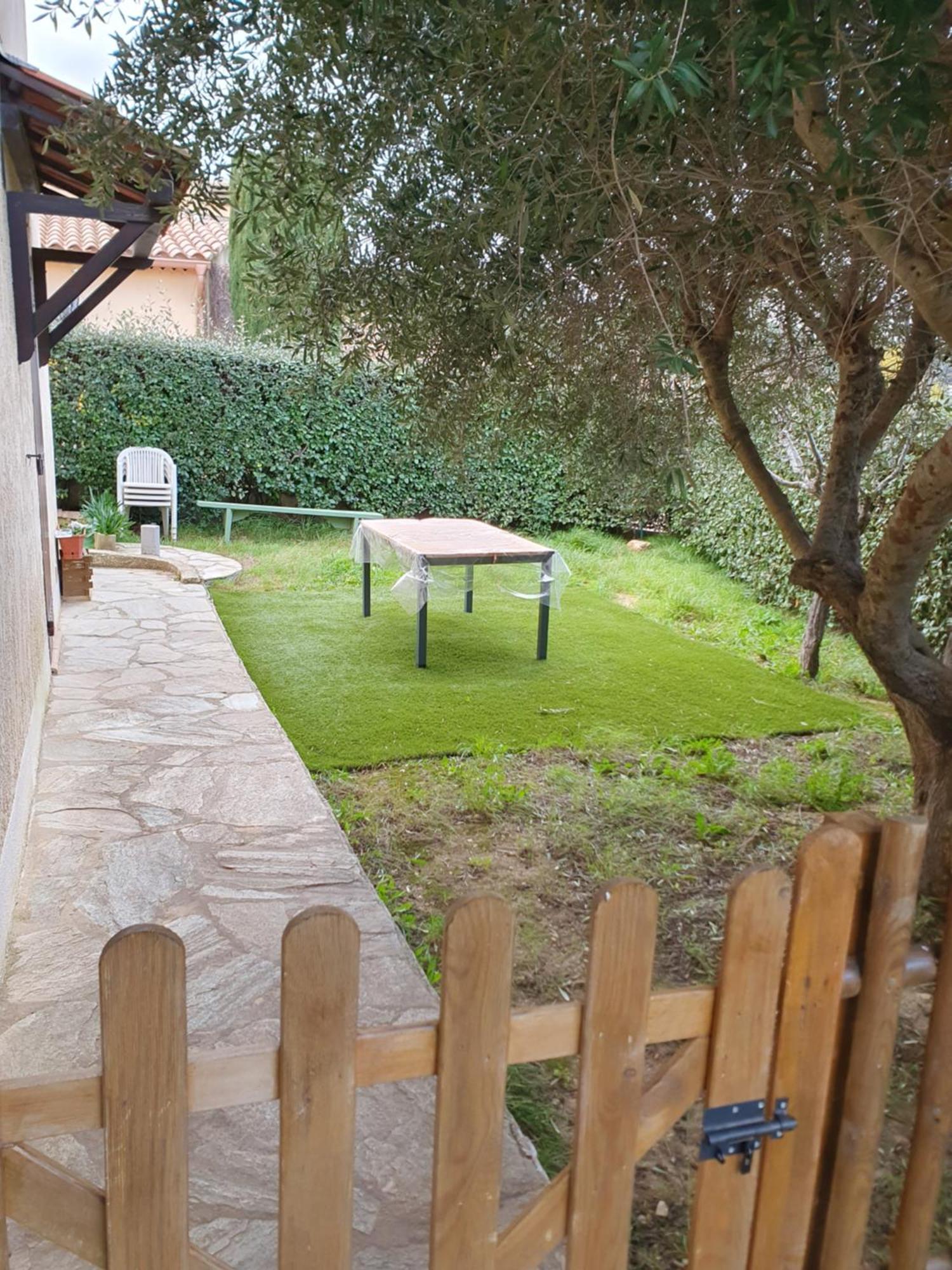 Appartement T2 Bas De Villa Avec Jardinet Au Calme Proche Mer Ла-Сейн-сюр-Мер Экстерьер фото